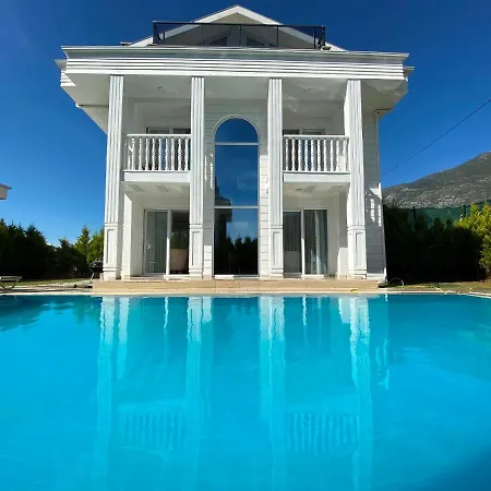 Vilă White House, 4 Bedroom, Large Private Pool, Close To Amenities Fethiye