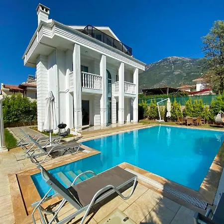 White House, 4 Bedroom, Large Private Pool, Close To Amenities 페티예
