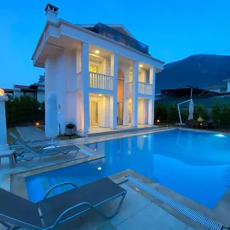 White House, 4 Bedroom, Large Private Pool, Close To Amenities Vilă Fethiye